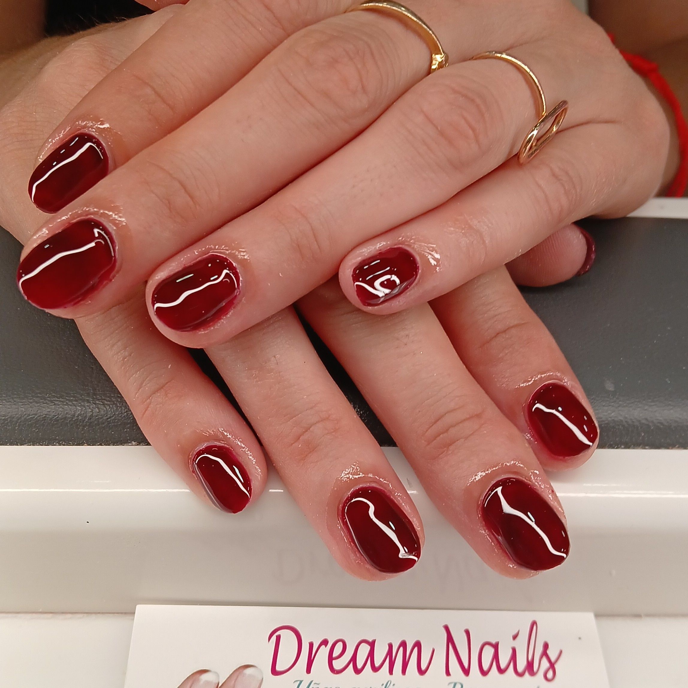 Manicura permanente en rojo