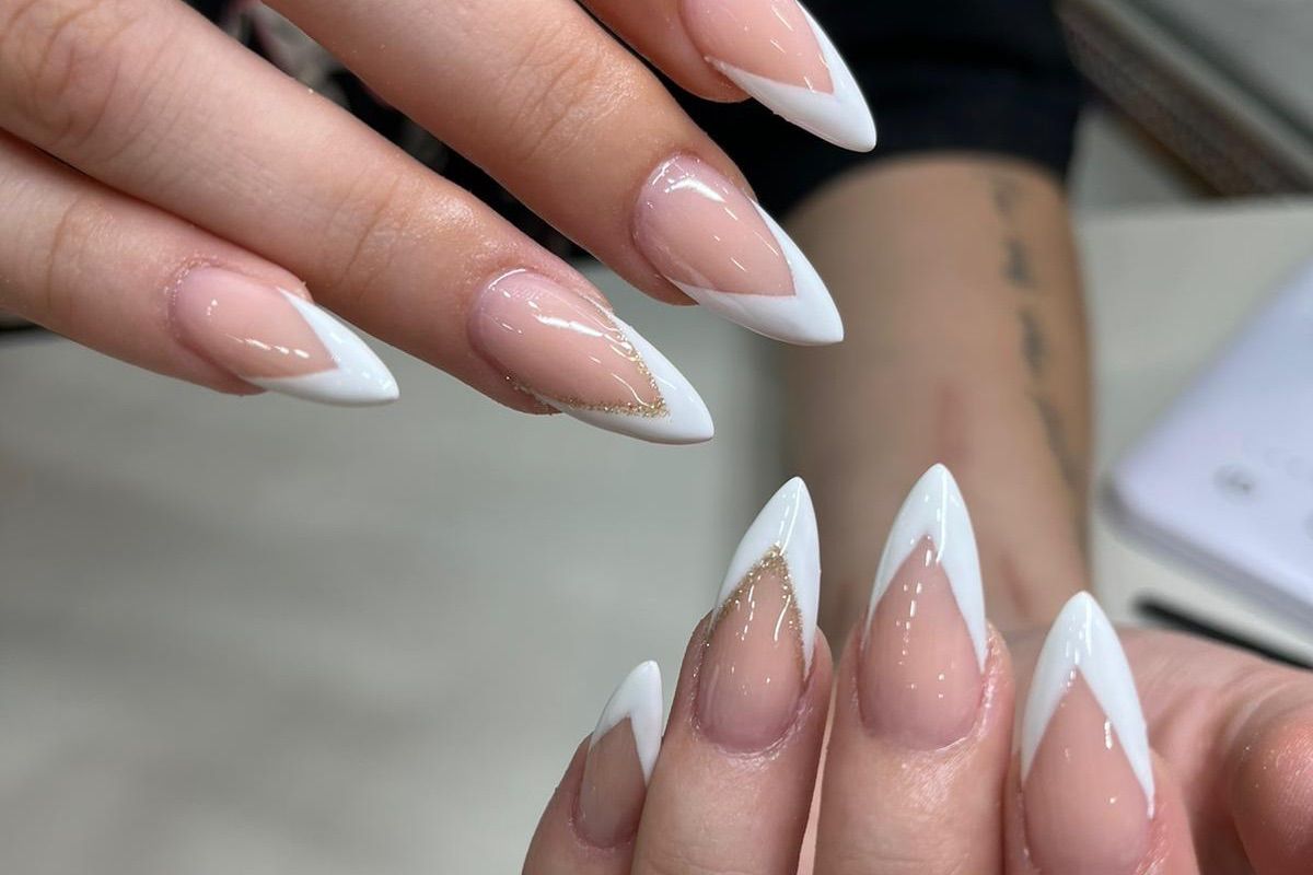 Uñas acrílicas francesas almendradas en Dream Nails